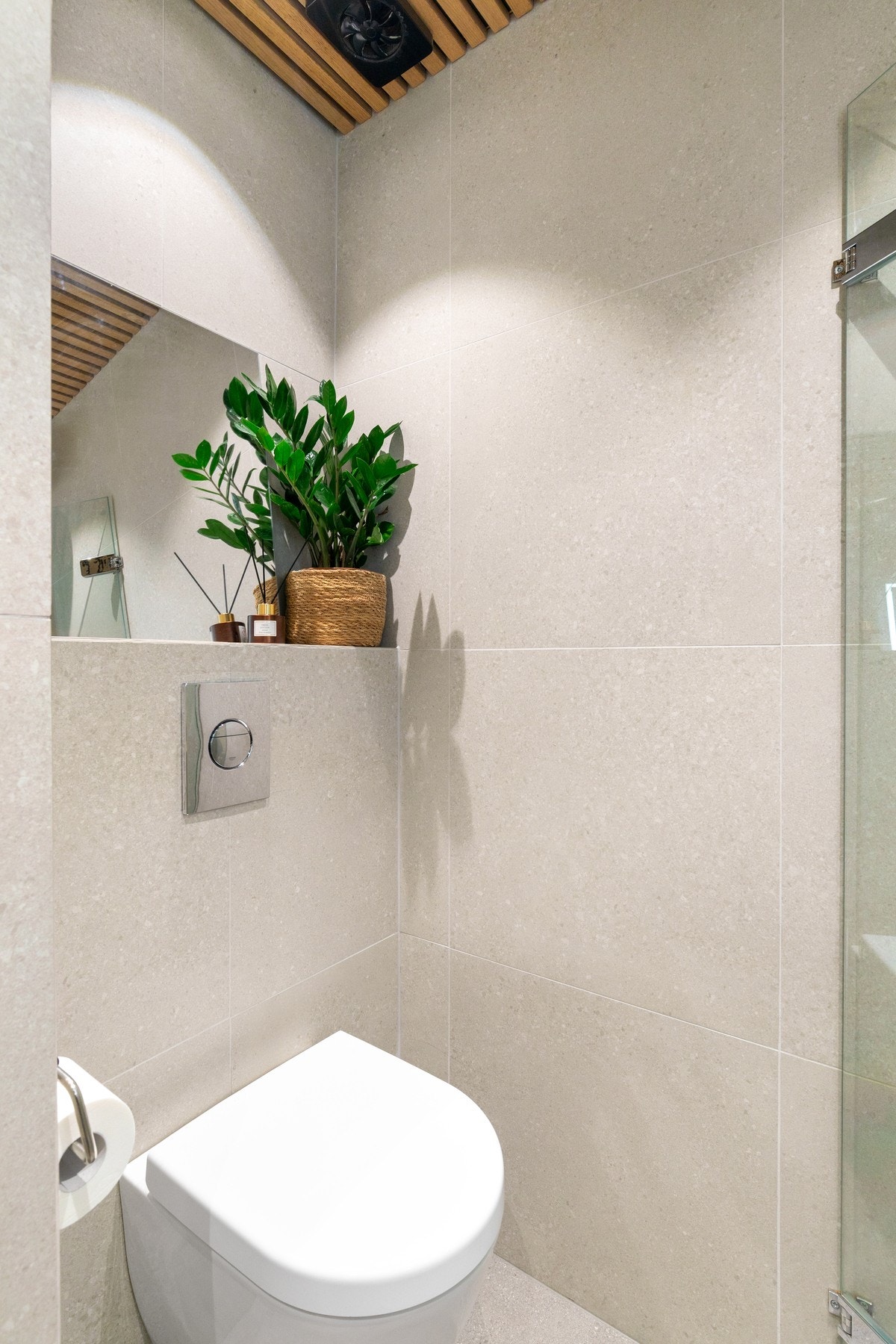 Vegghengt toalett. Galleribilde