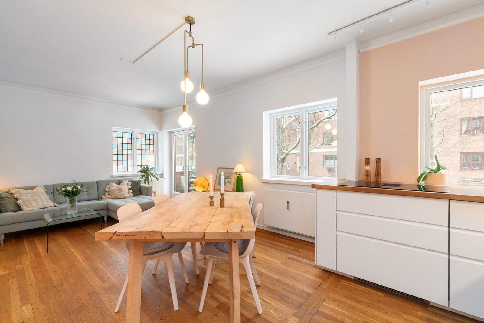 Kjøkken kombinert stue med utgang til balkong. Galleribilde