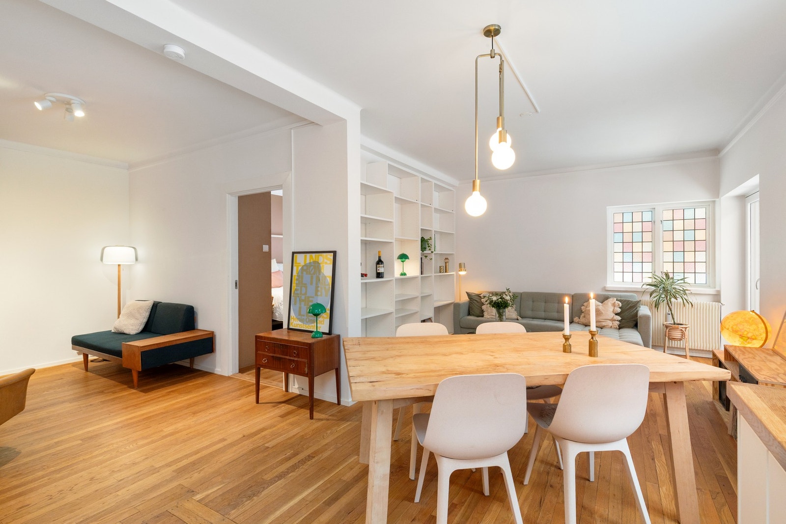 Det er god plass til spisebord i stue/kjøkken. Galleribilde