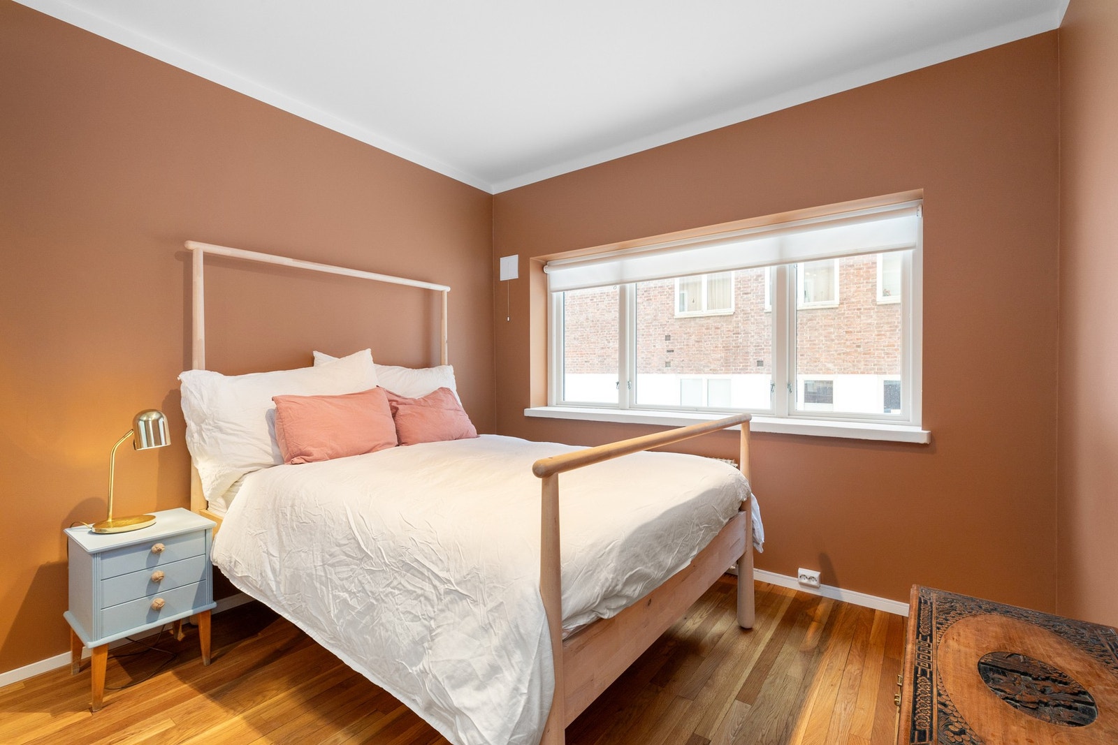 Hovedsoverom av god størrelse med garderobeskap. Galleribilde