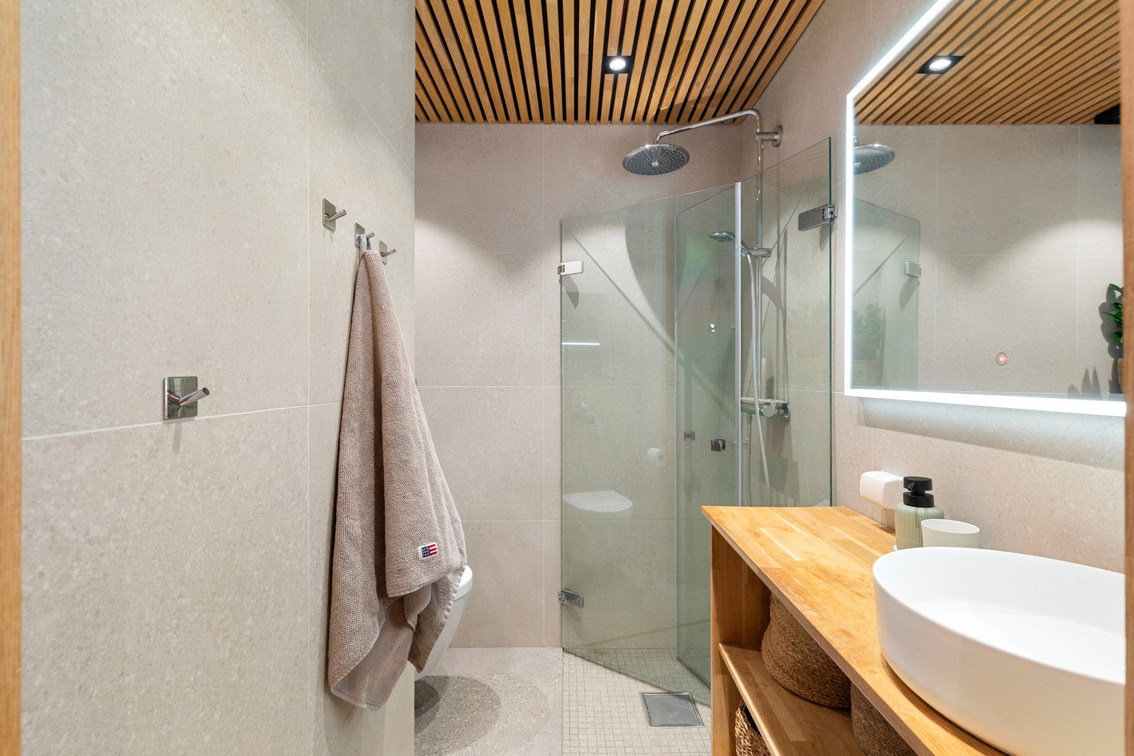 Flislagt bad fra 2021 med gulvvarme. Galleribilde