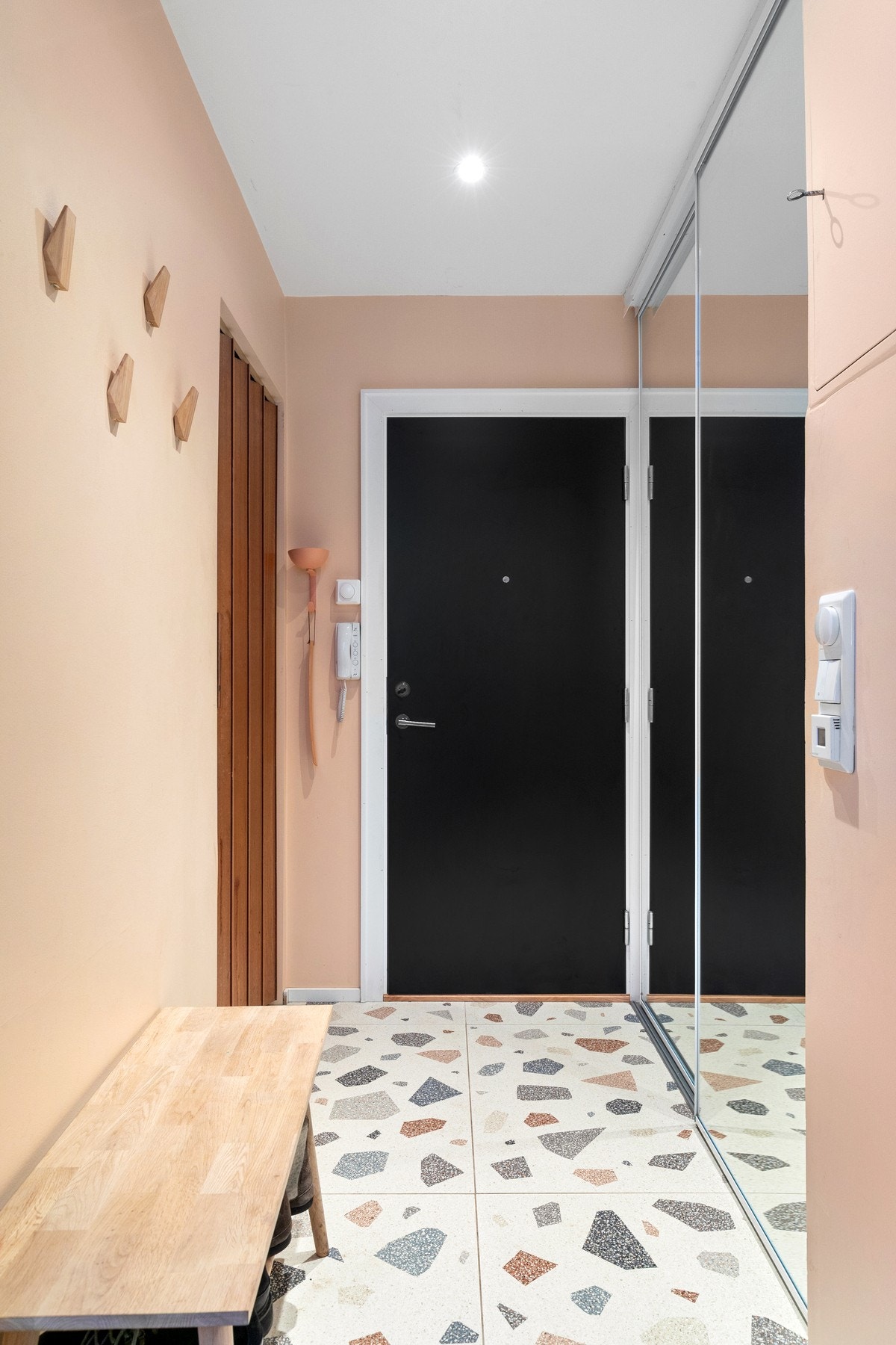 Flislagt entré/gang. Galleribilde