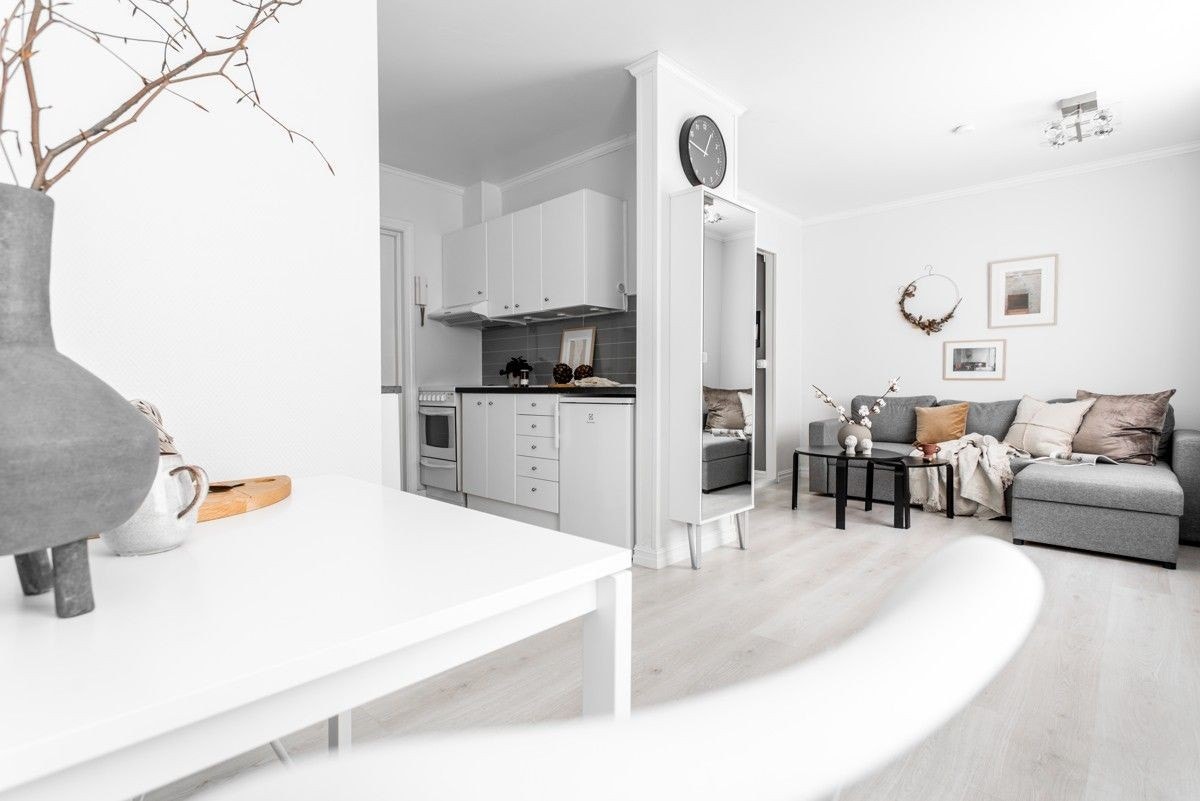 Lys studioleilighet - Møblert med sofa og kjøkkenbord Galleribilde