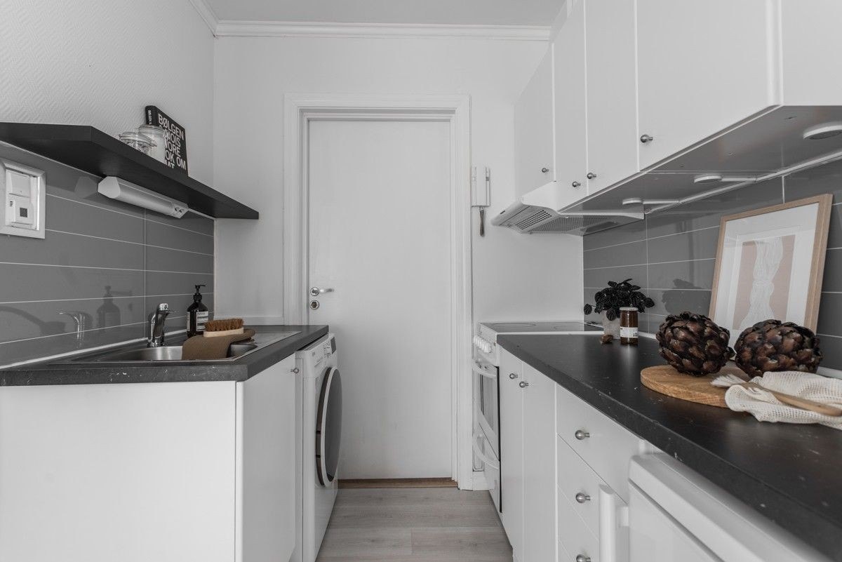 Kjøkkenet har godt med benk og skapplass Galleribilde