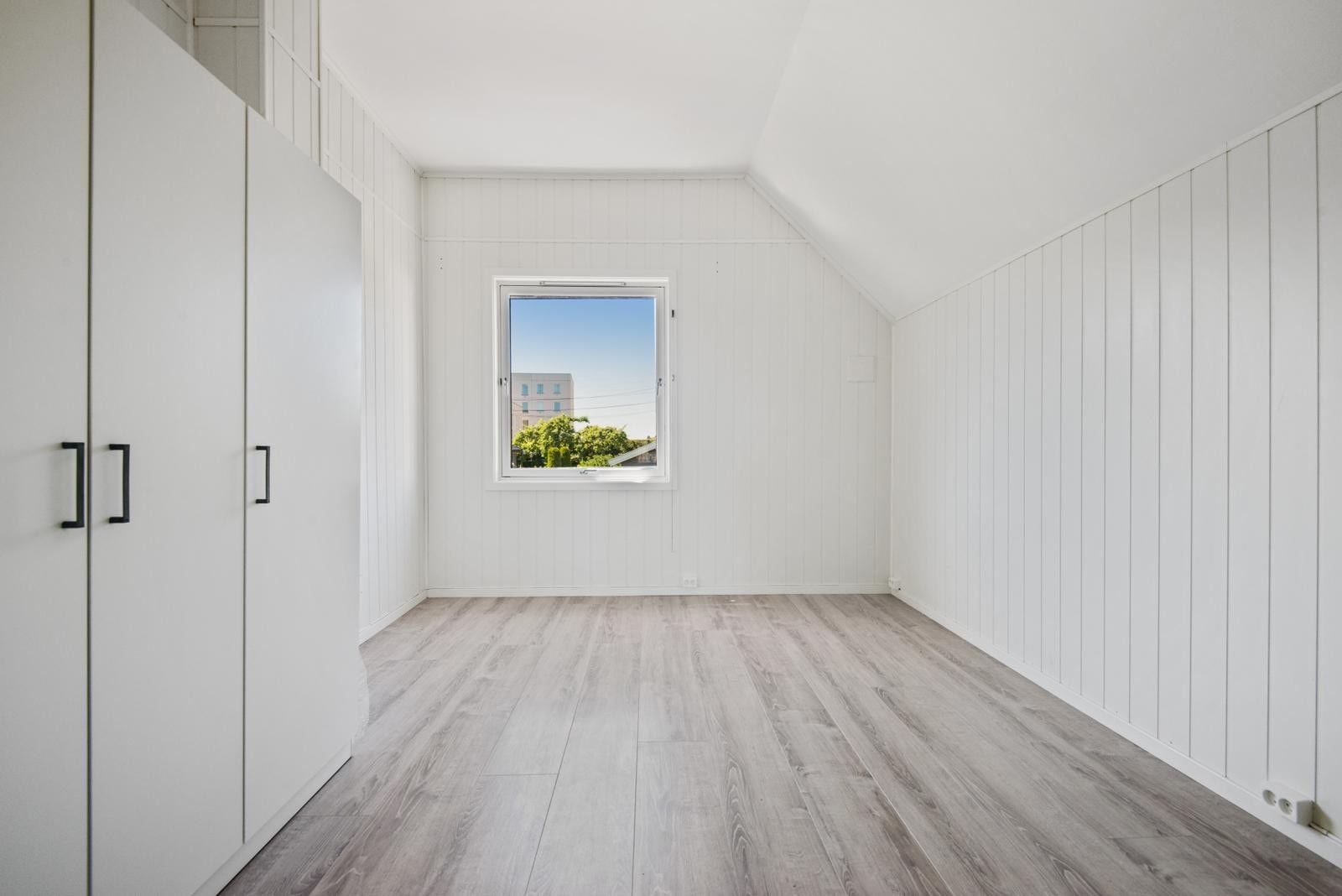 Soverom 1 med garderobeskap. Galleribilde