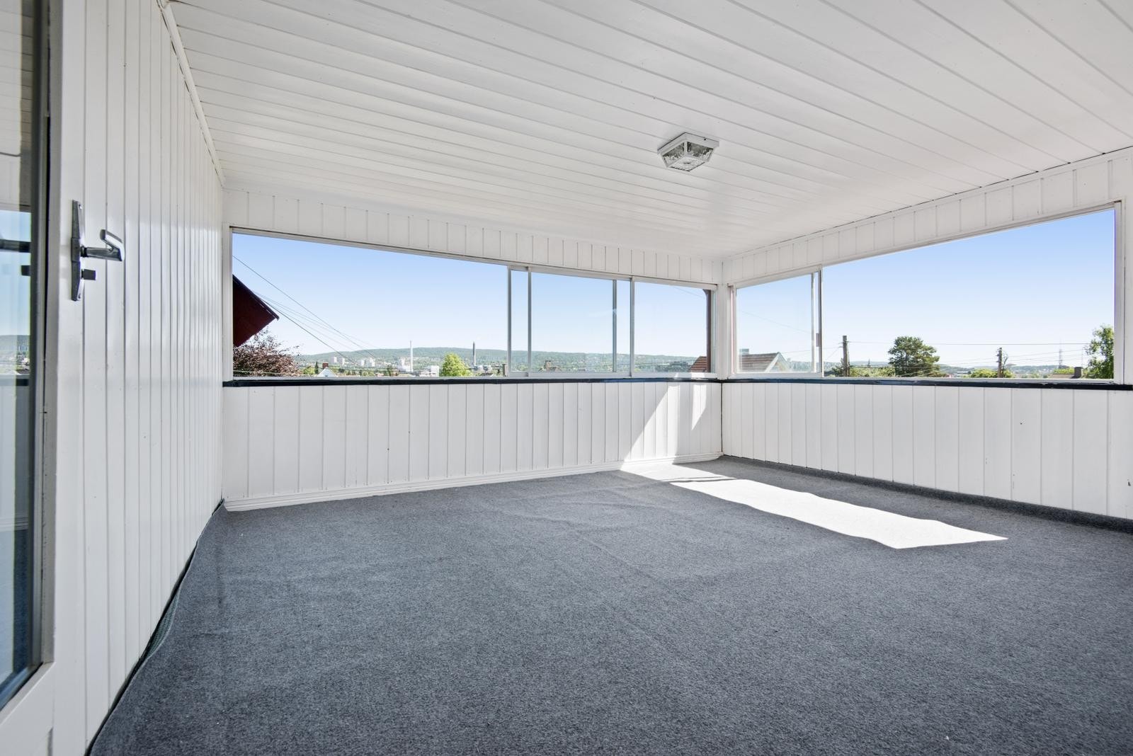 Stor vinterhage med flott utsikt. Mulighet for å dra fra vinduene. Galleribilde