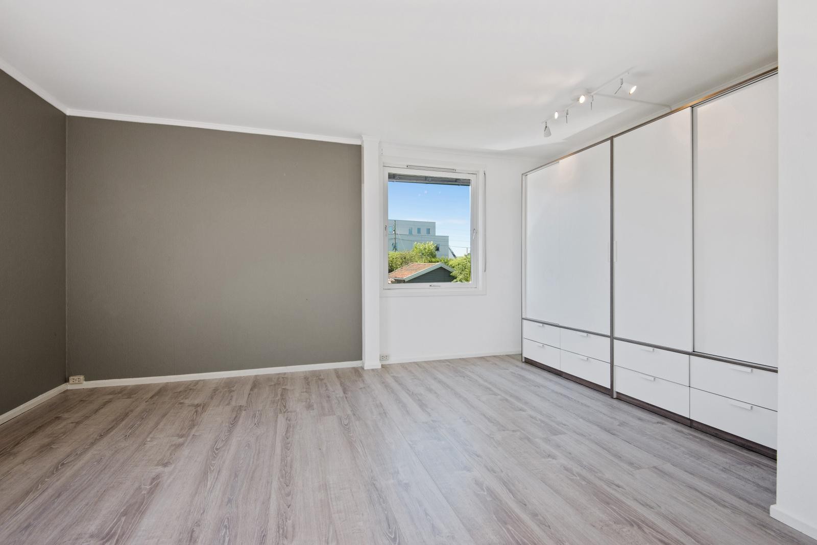 Hovedsoverom, veldig romslig med skyvedørsgarderobe. Galleribilde