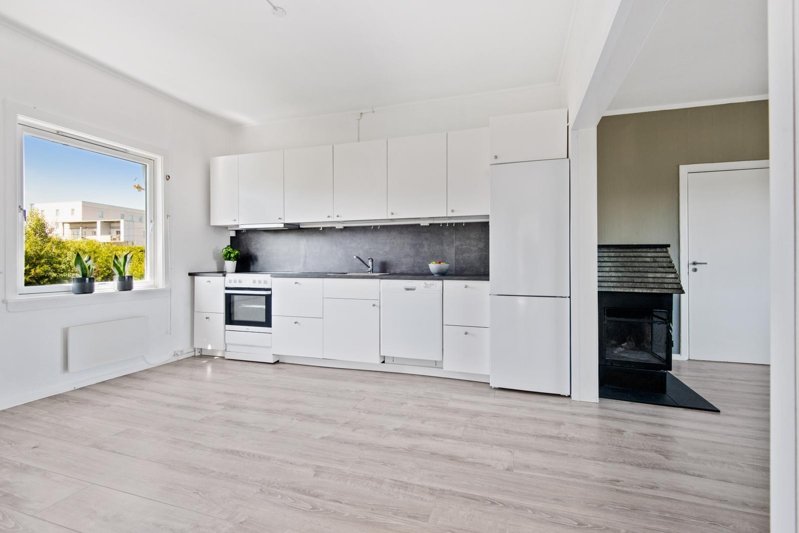 Varmtvann, kabel-tv og internett inkludert. Vinterhage og balkong. Galleribilde