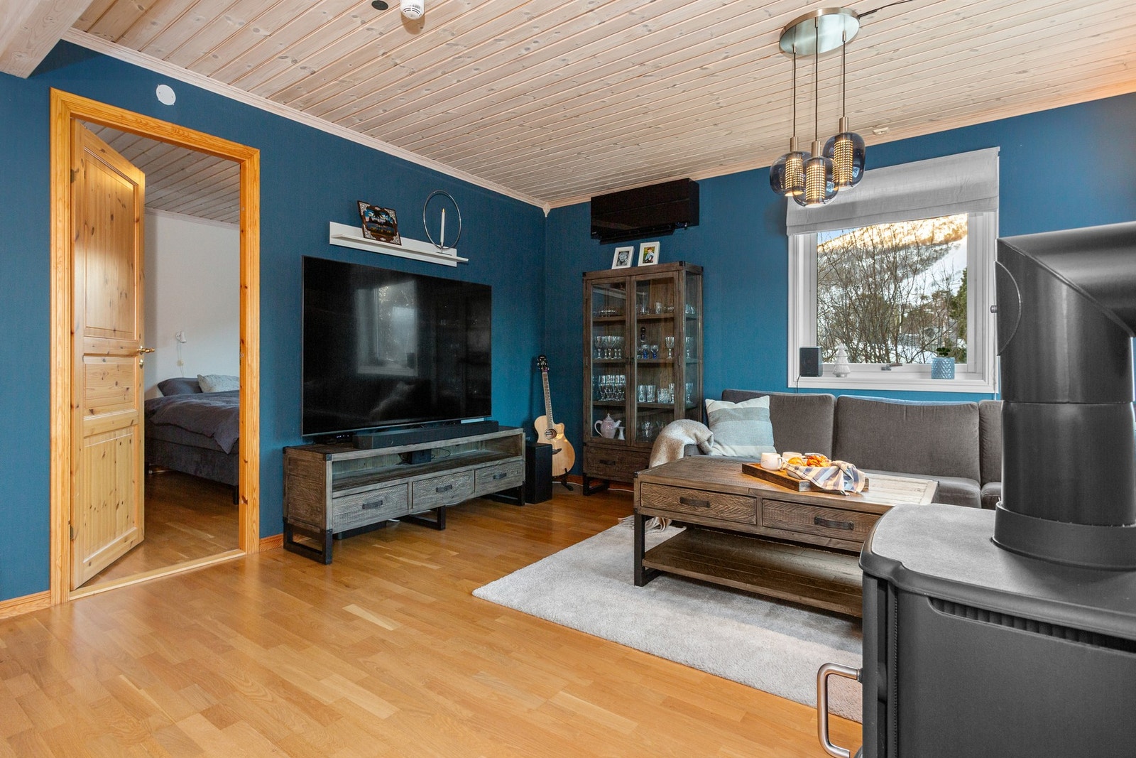 Stue med adkomst mot soverom. Galleribilde