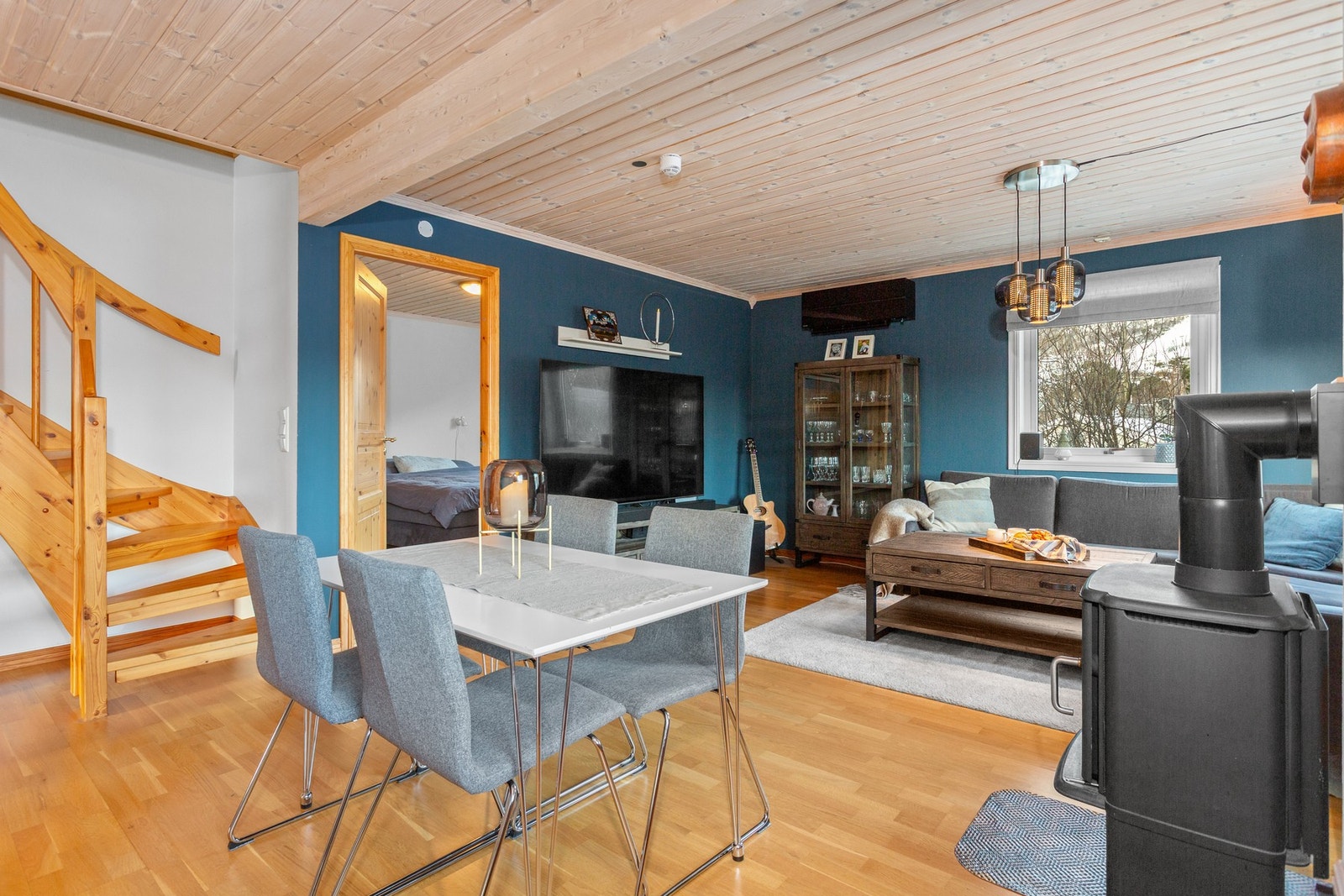 Spiseplass i tilknytning til kjøkkenet. Galleribilde