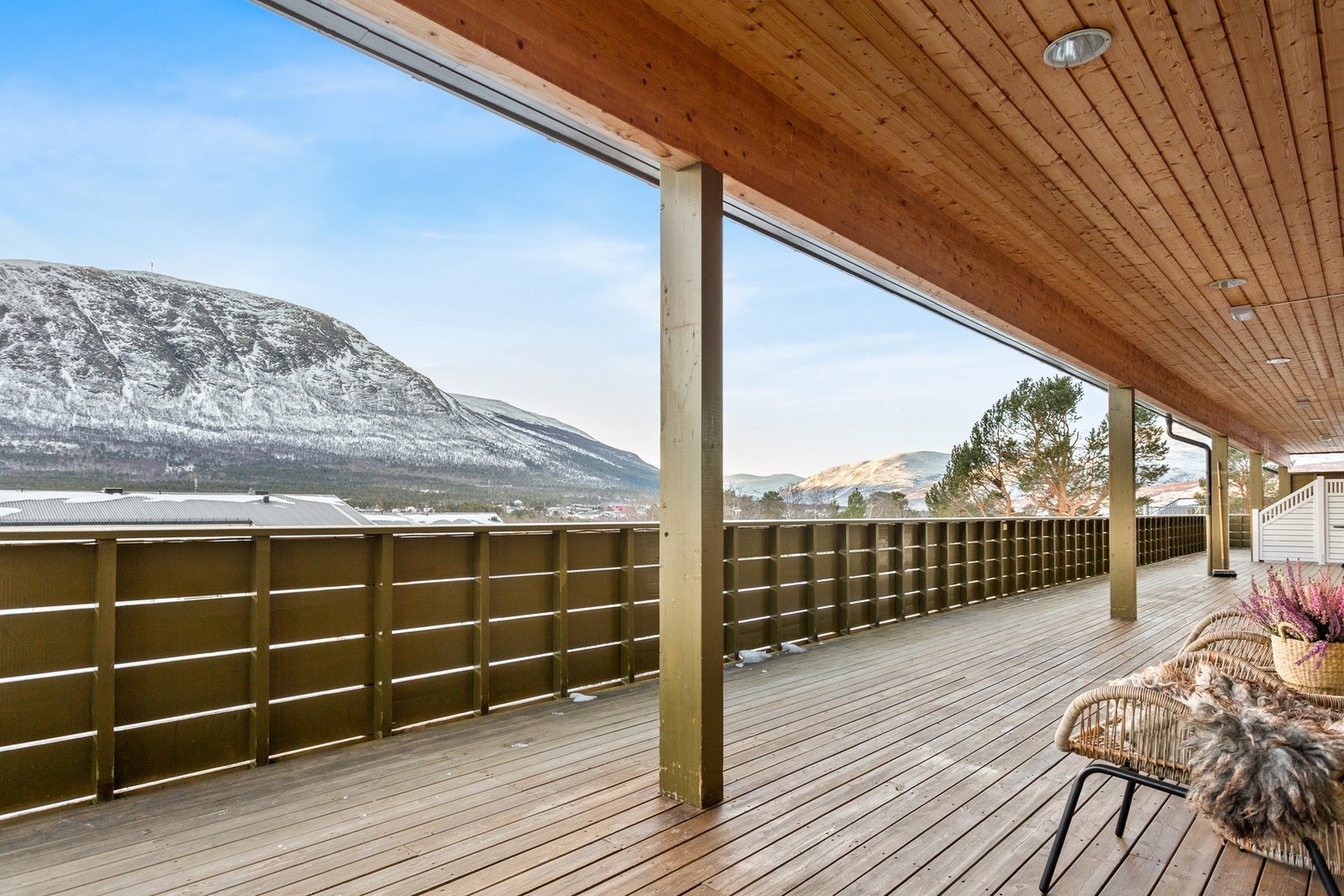 Leiligheten har en veranda i tilknytning til svalgangen, med flott utsikt mot Almannberget. Galleribilde