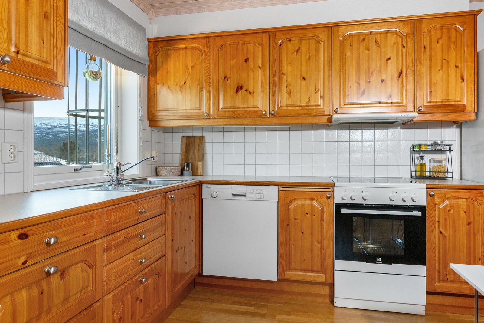 Kjøkkeninnredningen er i heltre. Galleribilde