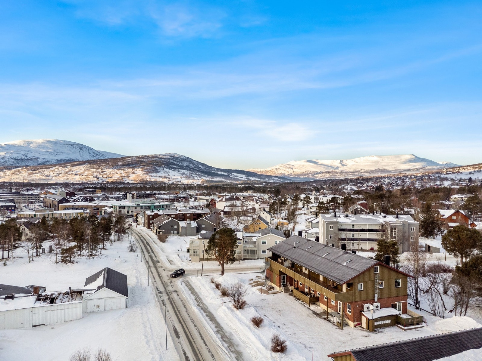 Domus Oppdal ligger i kort avstand til leilighetsbygget. Galleribilde