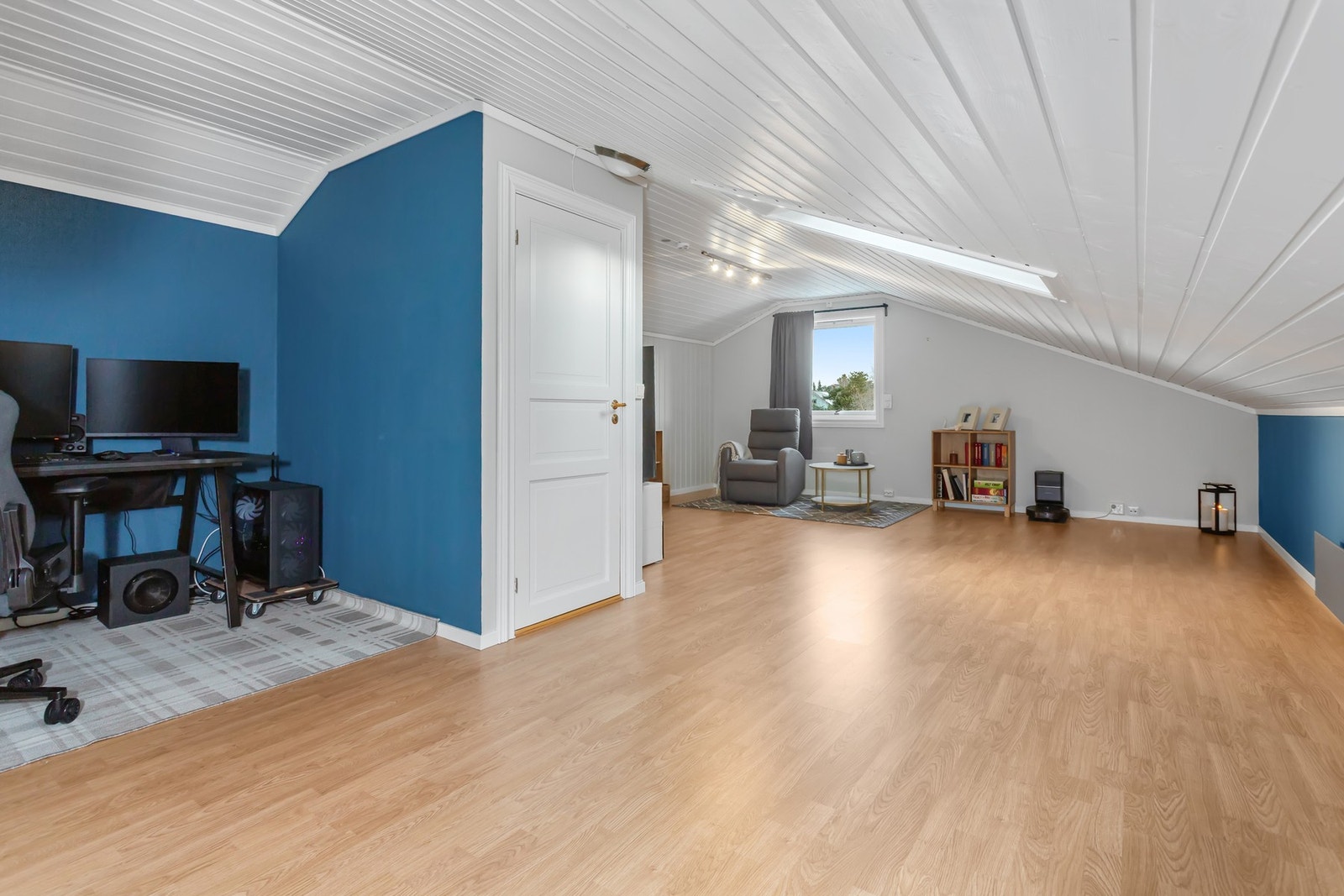 Soverom i 3 etasje. Rommet er på hele 27,5kvm så her kan man om ønskelig kombinere dette med en loftstue. Galleribilde