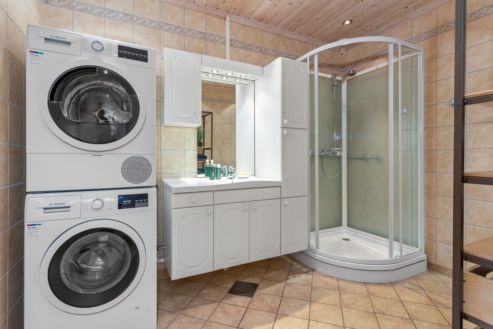 Bad/WC med opplegg til vaskemaskin. Galleribilde