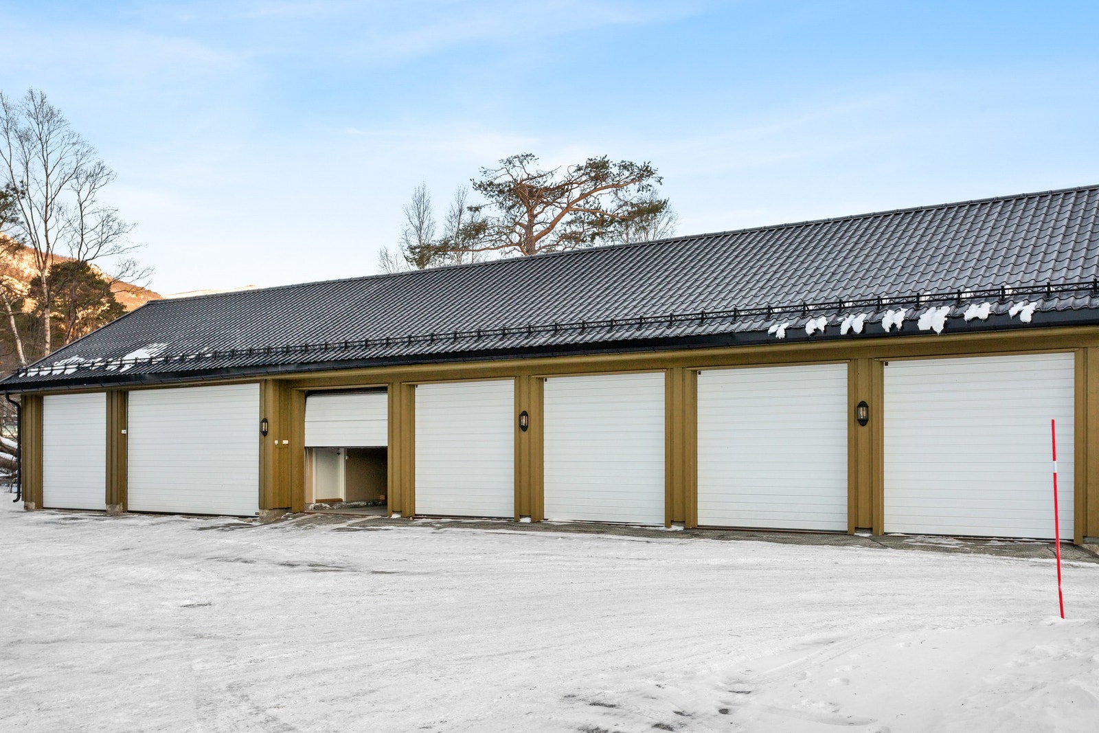 Det er en egen garasje i felles garasjeanlegg. Galleribilde