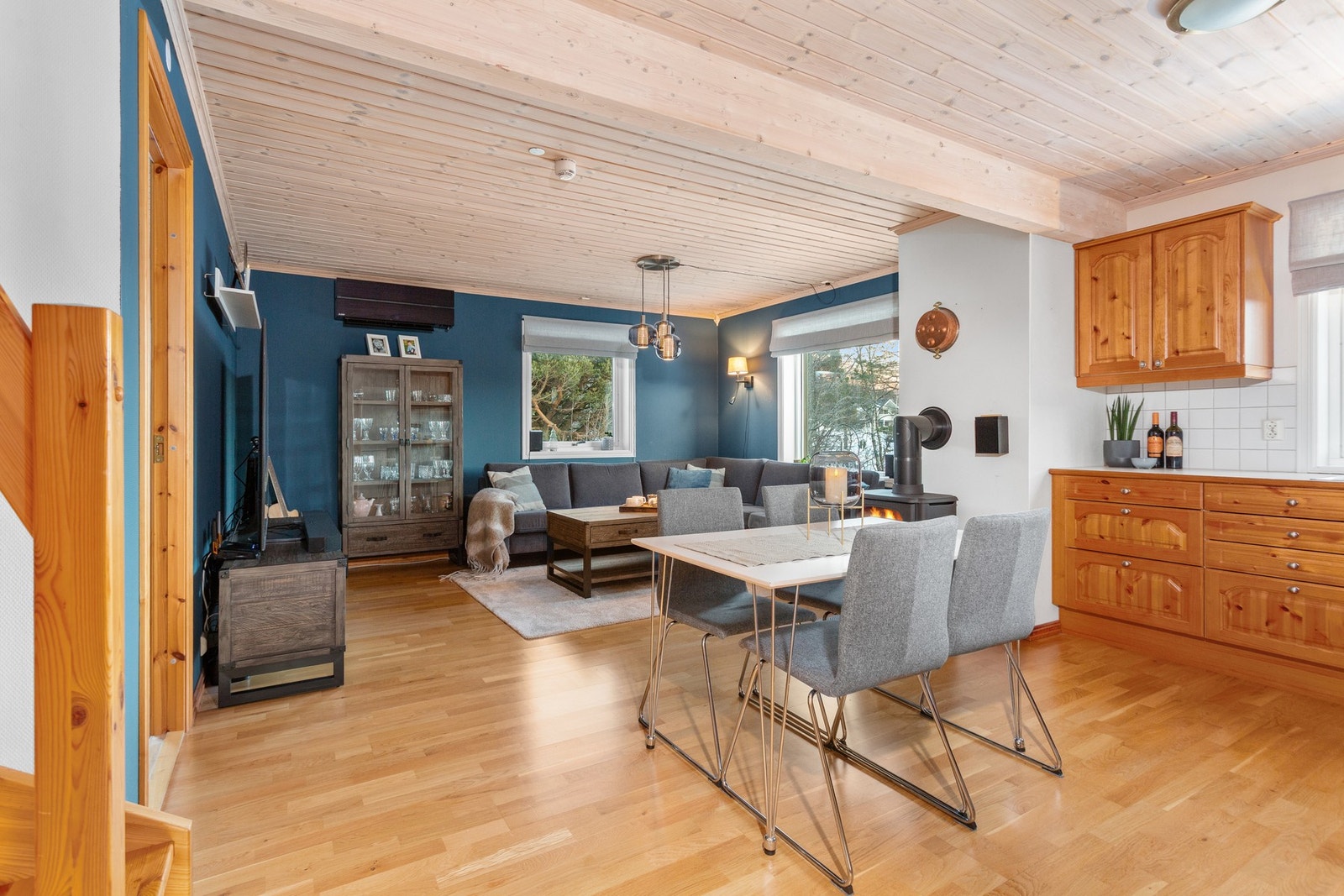 Stue og kjøkken i åpenløsning. Galleribilde