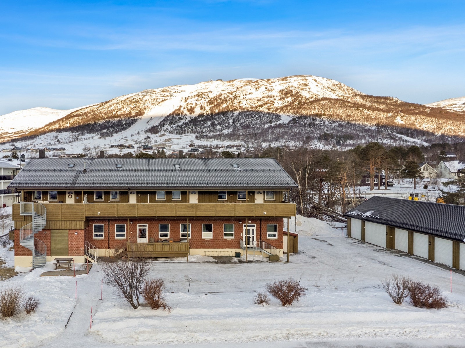 Eiendommen ligger i umiddelbar nærhet til Oppdal sentrum. Her ser man Hovden i bakgrunn. Galleribilde