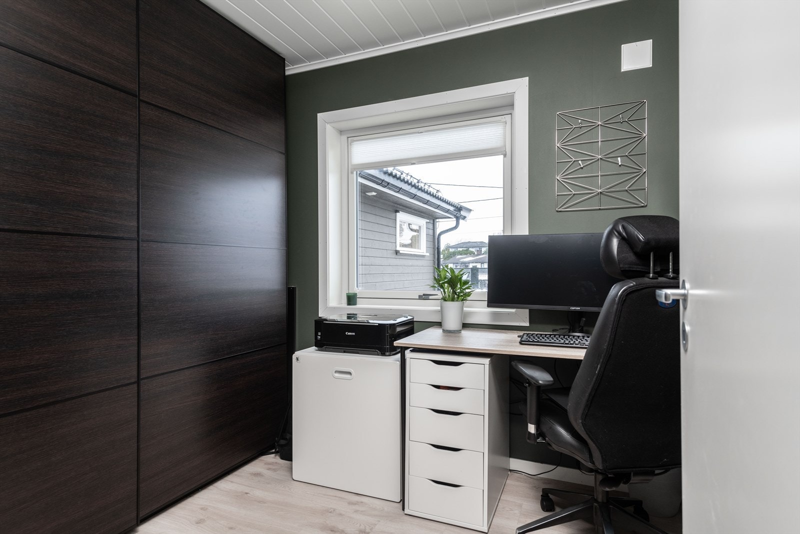 Kontor. Rommet er i tegninger betegnet som disponibelt rom, men ser ut til å oppfylle krav til takhøyde, lysforhold og rømningsvei dersom man ønsker å søke om bruksendring til hoveddel Galleribilde