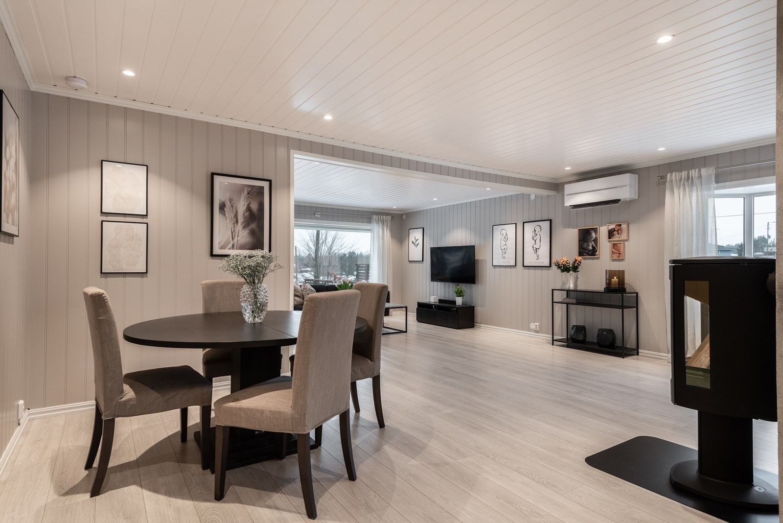 Stuen er av god størrelse, svært gode lysforhold og mange møbleringsmuligheter Galleribilde