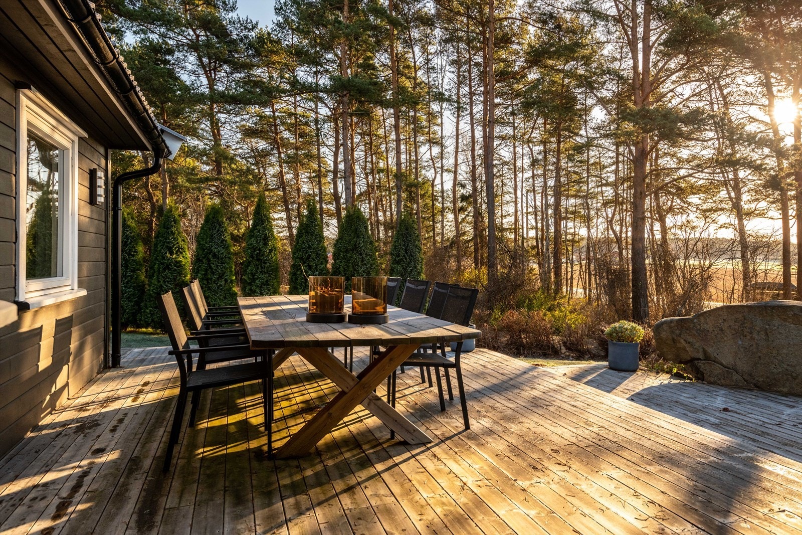 Stor terrasse med flott ettermiddagssol og utsyn mot naturen. Galleribilde