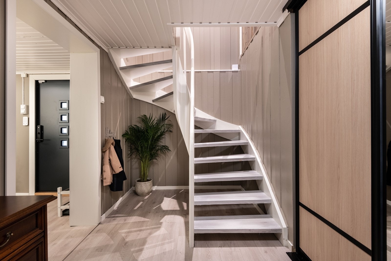 Underetasjen er overflateoppusset og det er montert skyvedørsgarderobe i hallen Galleribilde