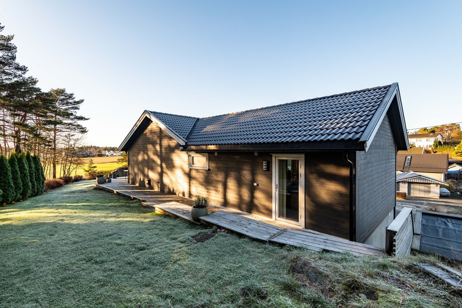 Familievennlig hage med god plass til lek og uteaktiviteter. Galleribilde