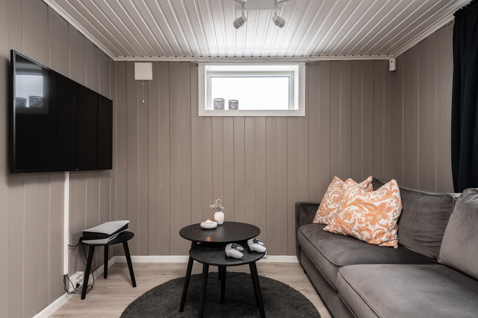 Dette rommet har til tider blitt brukt som soverom/gjesterom og ekstra tv-stue. Rommet er i tegninger betegnet som disponibelt ro, men ser ut til å oppfylle krav til takhøyde, lysforhold og rømningsvei dersom man ønsker å søke om bruksendring til hoveddel Galleribilde