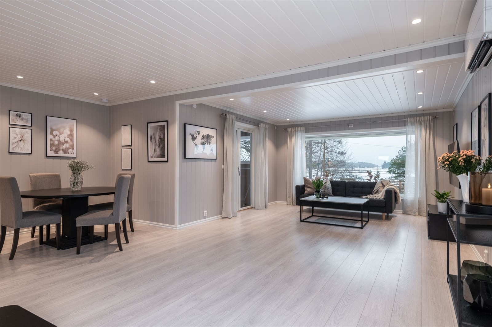 Store vindusflater gir stuen flotte lysforhold og en luftig, åpen atmosfære. Galleribilde