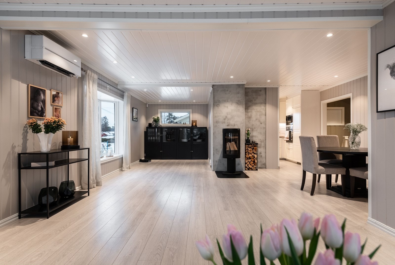 Romslig stue med delvis åpen løsning mot kjøkken Galleribilde