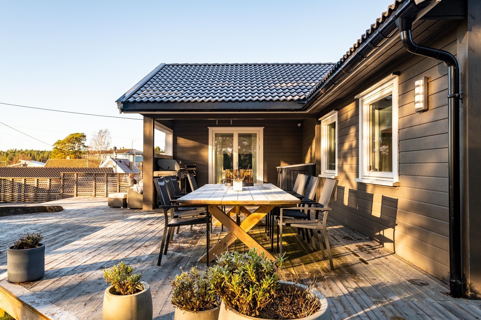 Perfekt uteplass for både sosial samlinger og grilling. Galleribilde