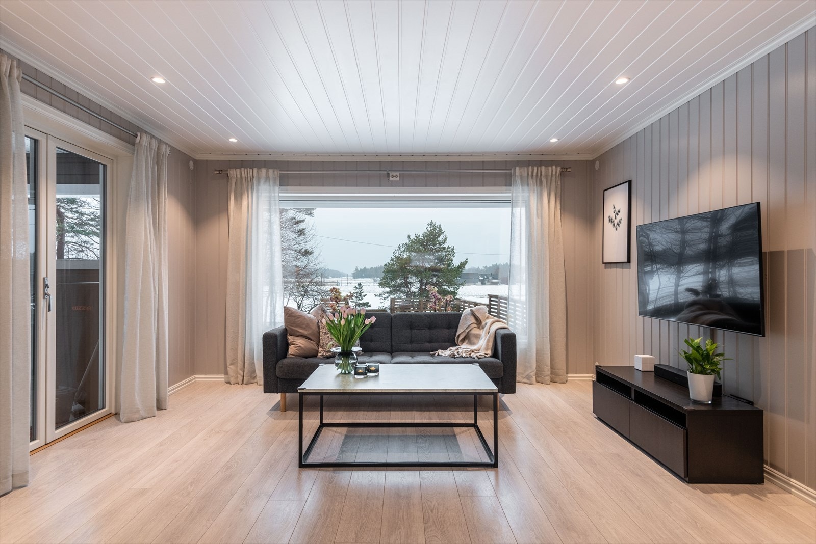 Fra stuen er det flott utsikt, og veldig lite innsyn fra omgivelsene Galleribilde