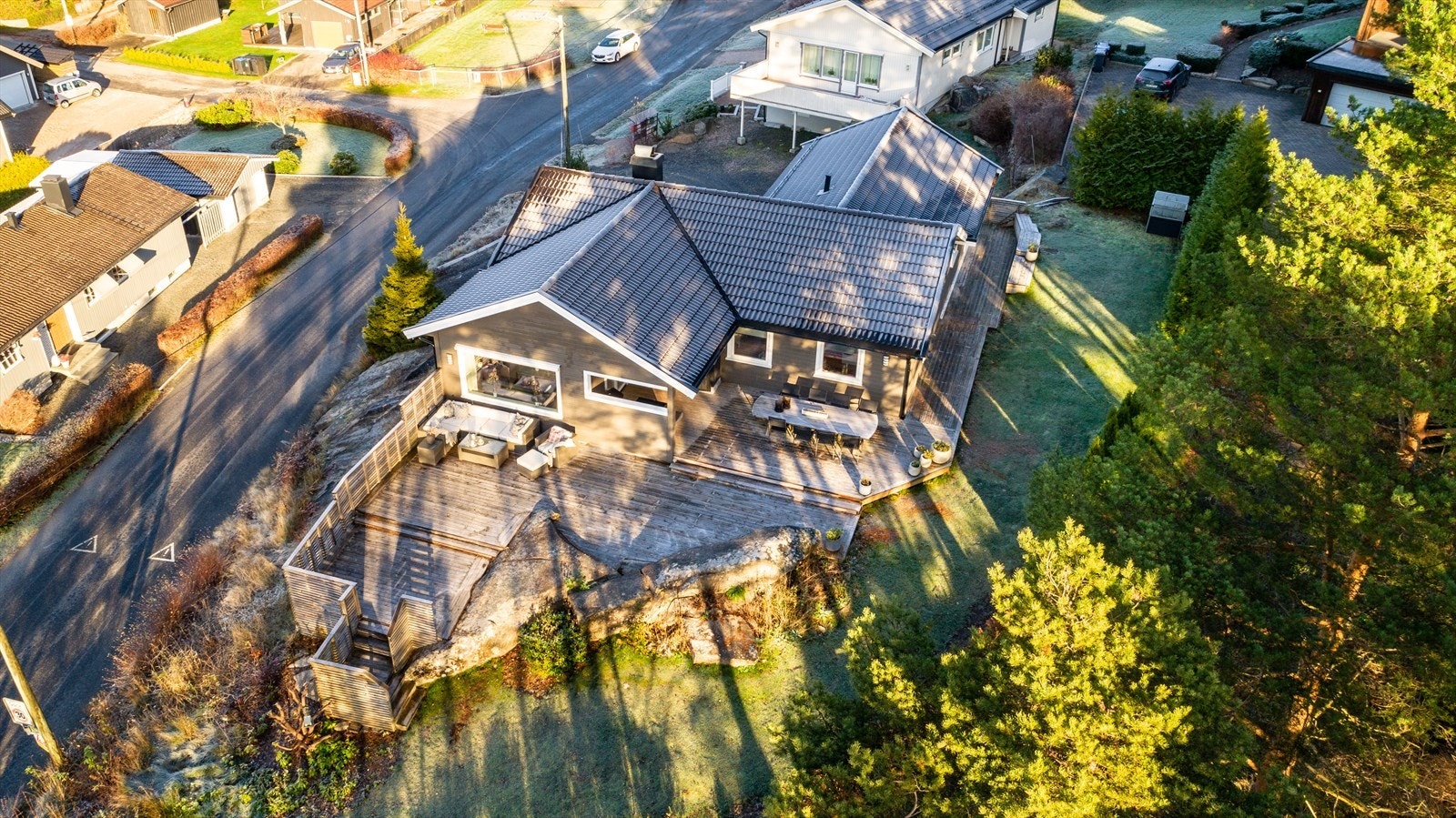 Boligen har praktisk platting og hage som strekker seg på baksiden av huset. Galleribilde
