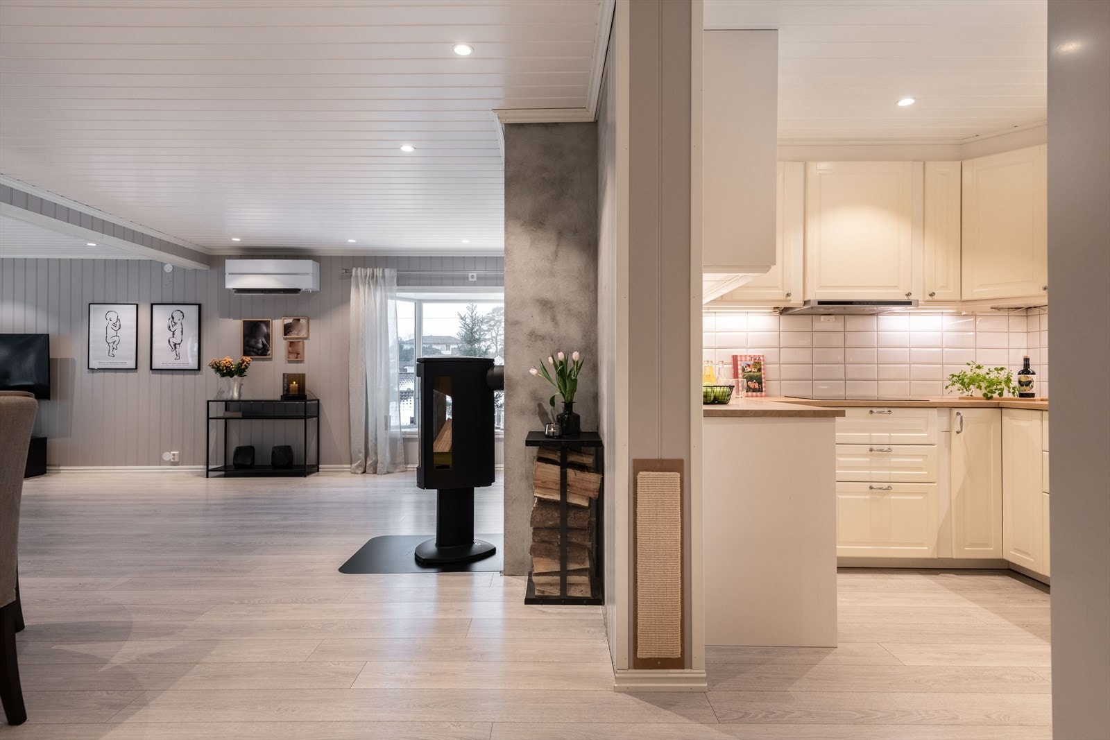 Boligen har flere varmekilder, her i stuen er det vedovn og varmepumpe Galleribilde