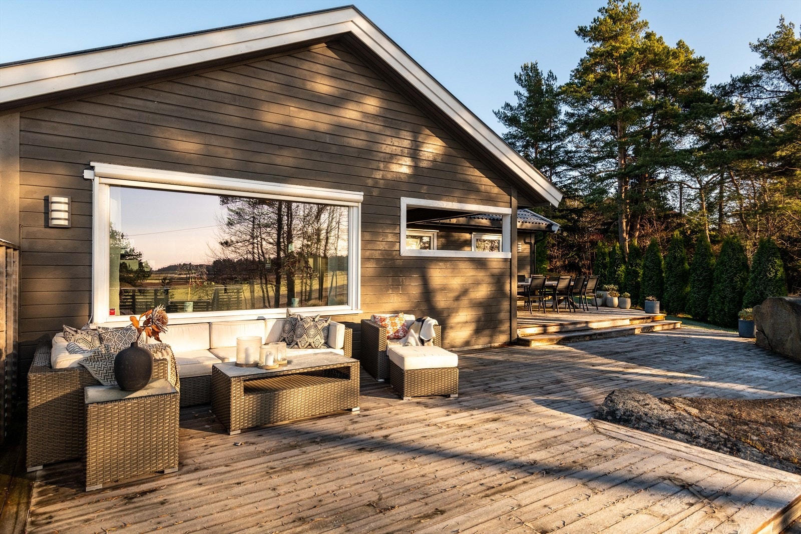 Innbydende uteplass med sol fra morgen til kveld. Galleribilde