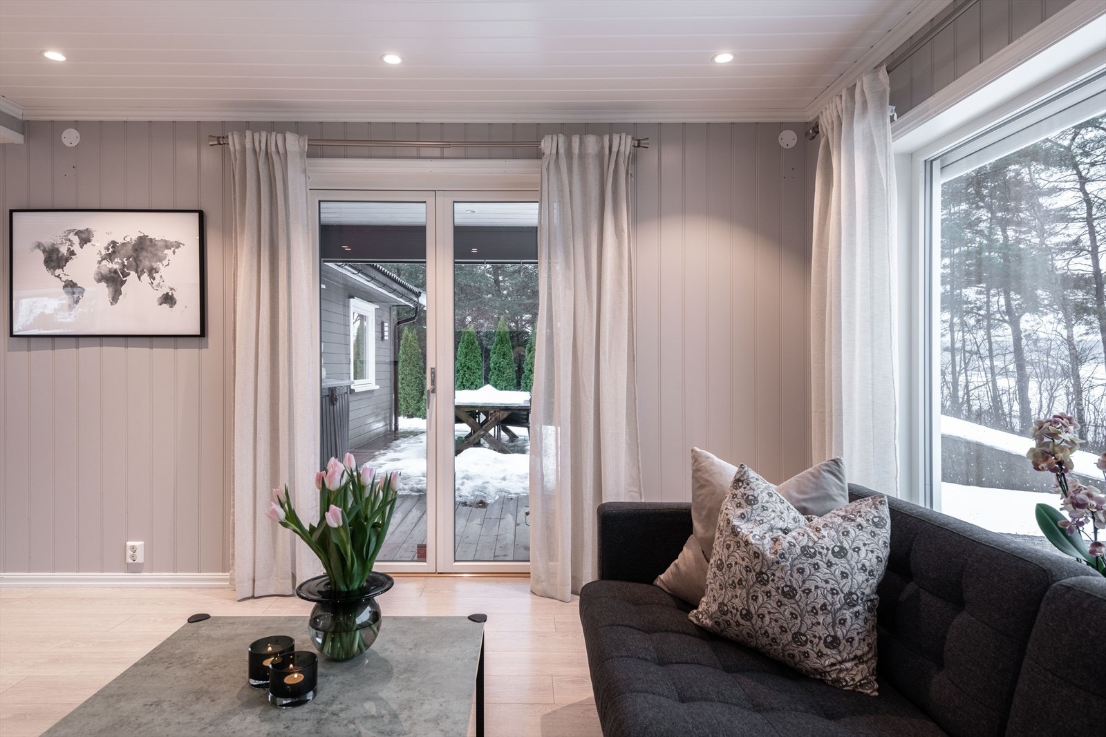 Fra stuen er det adkomst til solrike uteplasser på terrassen og i hagen Galleribilde