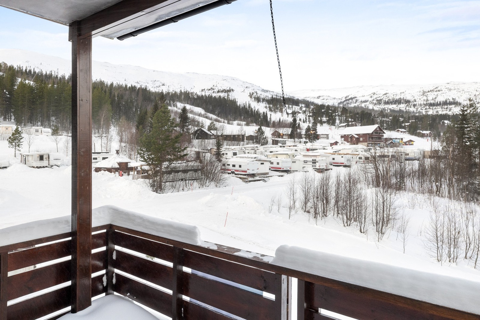 Takoverbygd balkong med utsikt til nærområdet Galleribilde