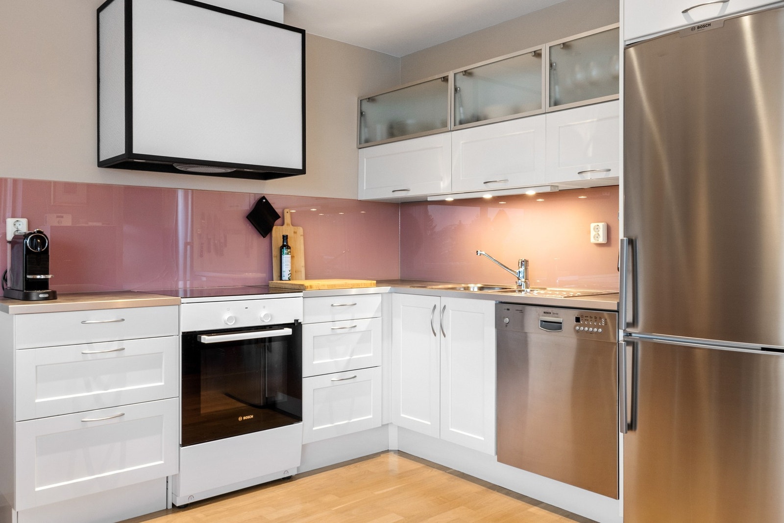 Kjøkkenet er både klassisk og moderne på en tidløs måte Galleribilde