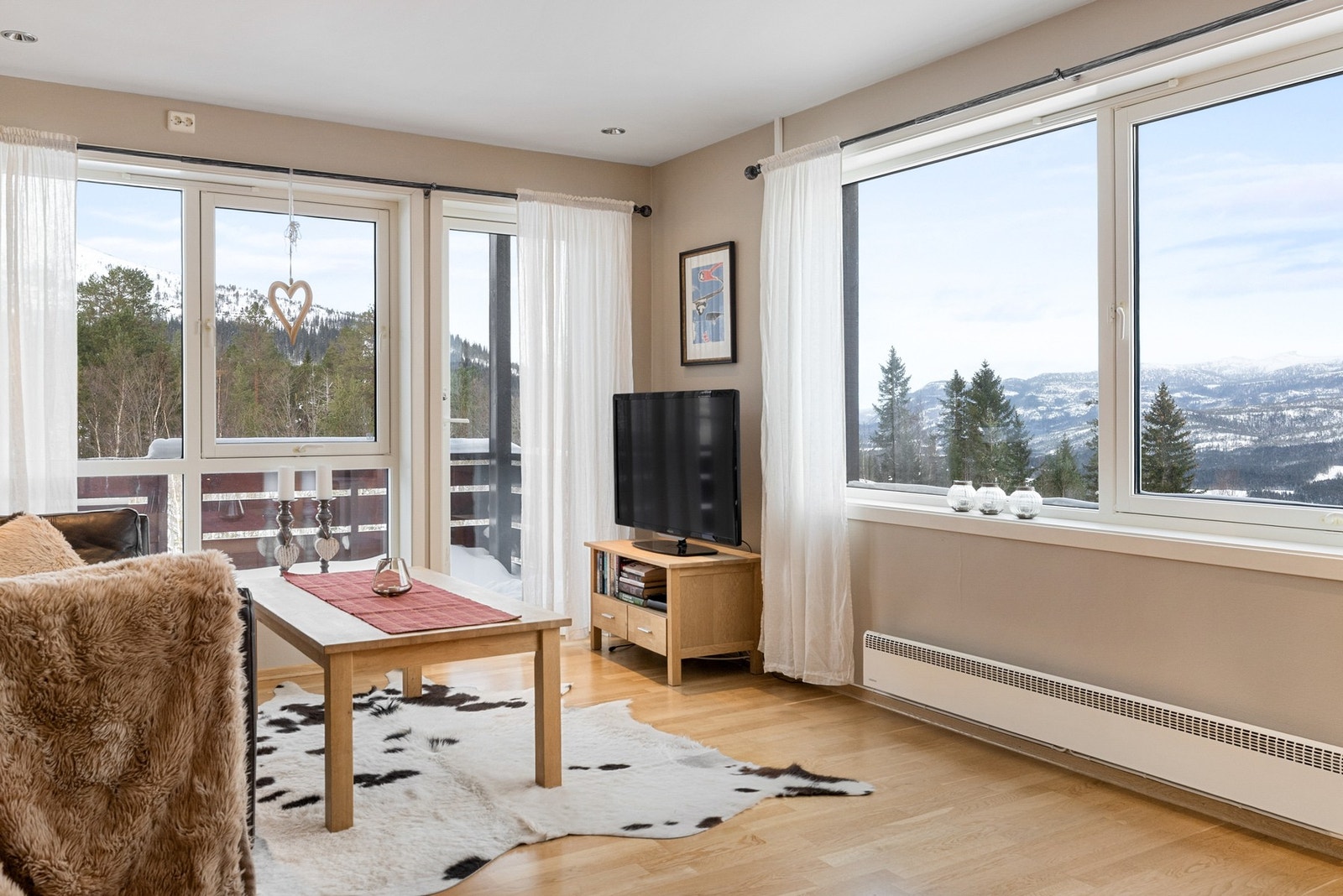 Naturen skaper en rolig og helhetlig atmosfære inne Galleribilde