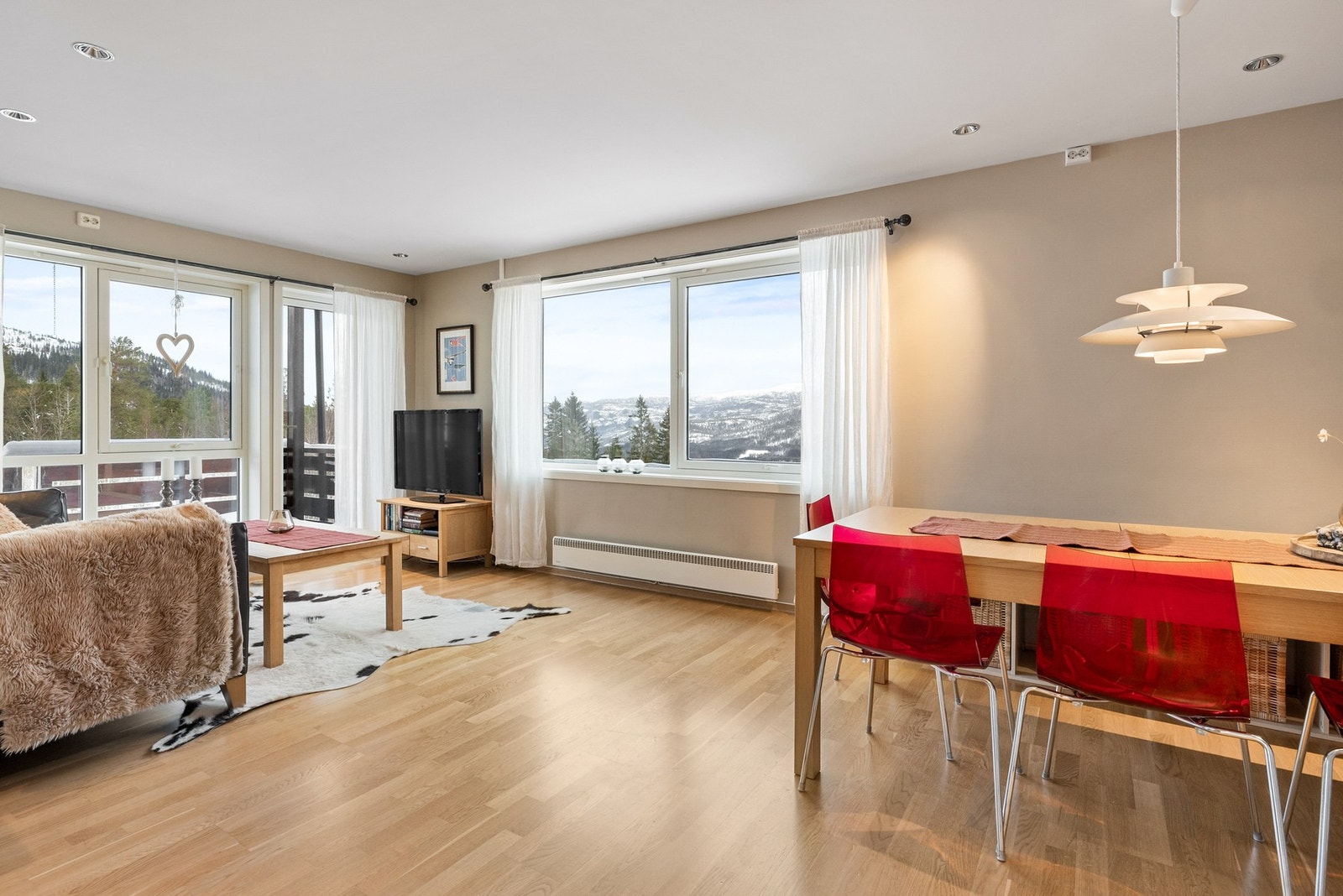 Leiligheten ligger i det tidligere hotellbygget på Bjørgan, som i 2006 ble ombygd til moderne fritidsleiligheter Galleribilde