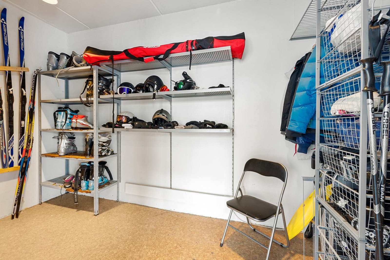 Med praktisk bod i underetasjen blir oppbevaring og hyttelivet litt enklere Galleribilde