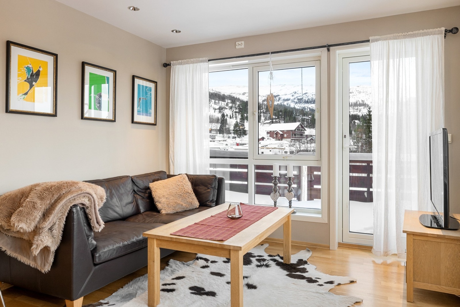 Stuen åpner opp mot en koselig balkong Galleribilde