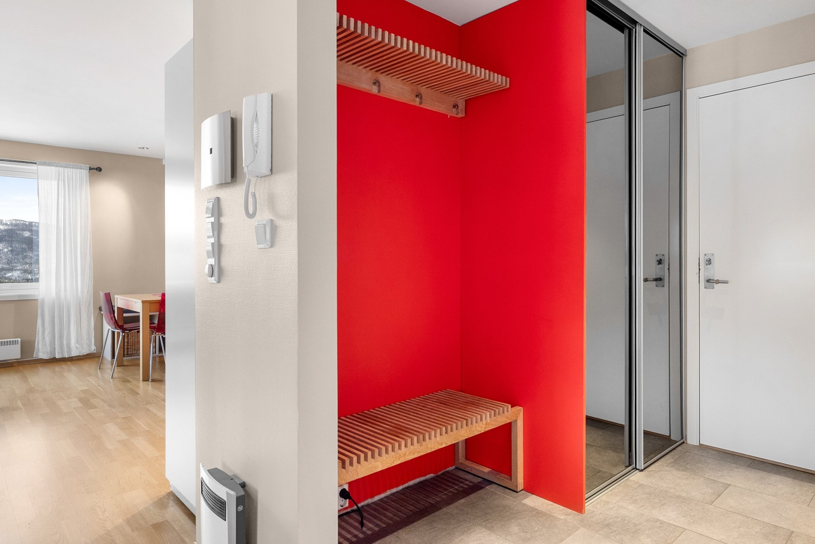 Funksjonell garderobeløsning som utnytter plassen godt Galleribilde