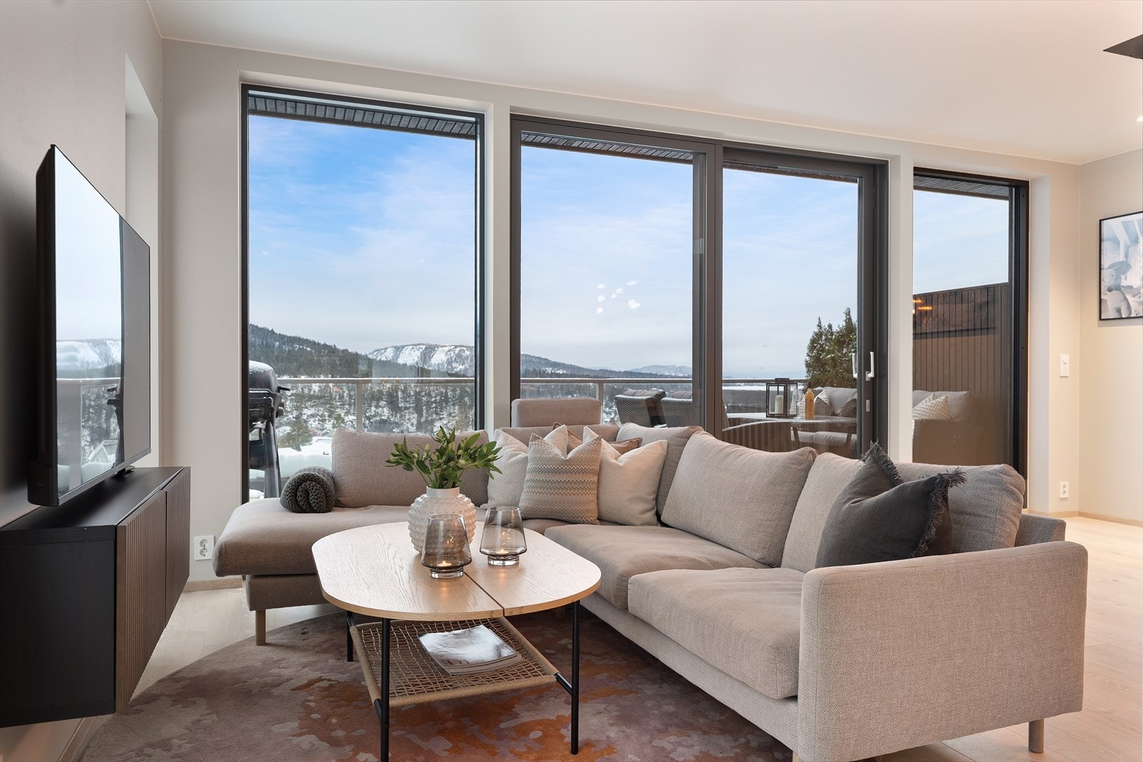 Stuen har for øvrig pipeløp med mulighet for etablering av peis. Galleribilde