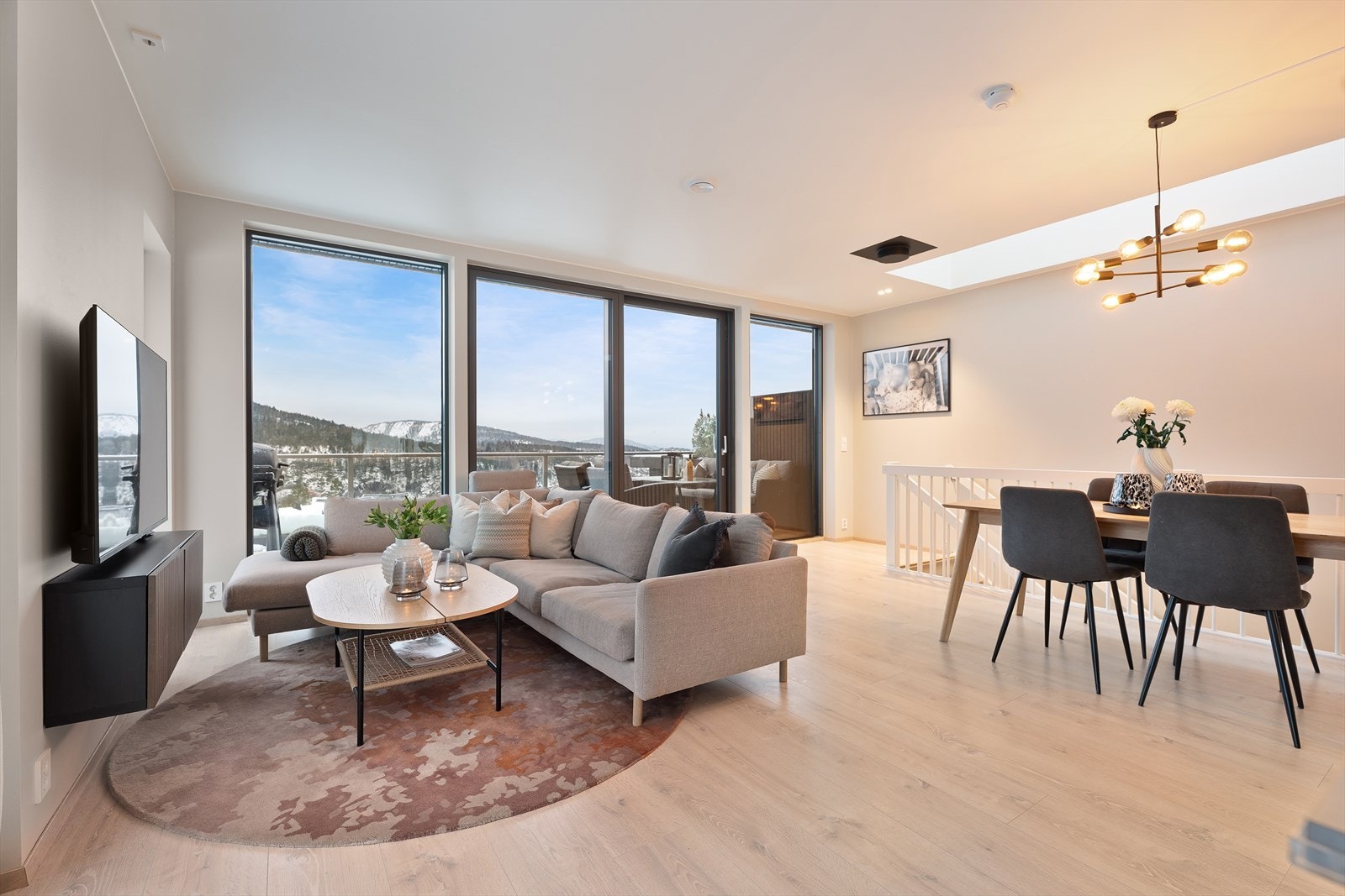 God plass til å innrede i ulike soner, både med TV-krok og spisestue. Galleribilde