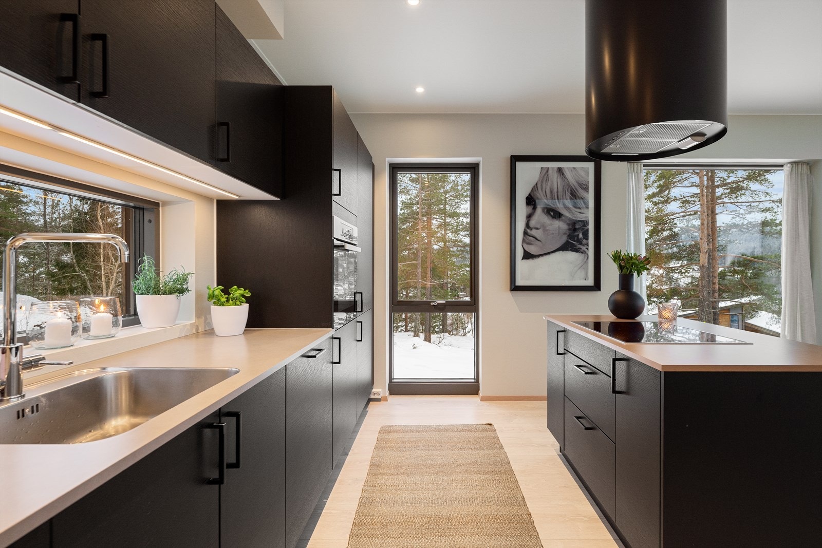 Lekkert kjøkken i åpen løsning mot stue/spisestue. Galleribilde