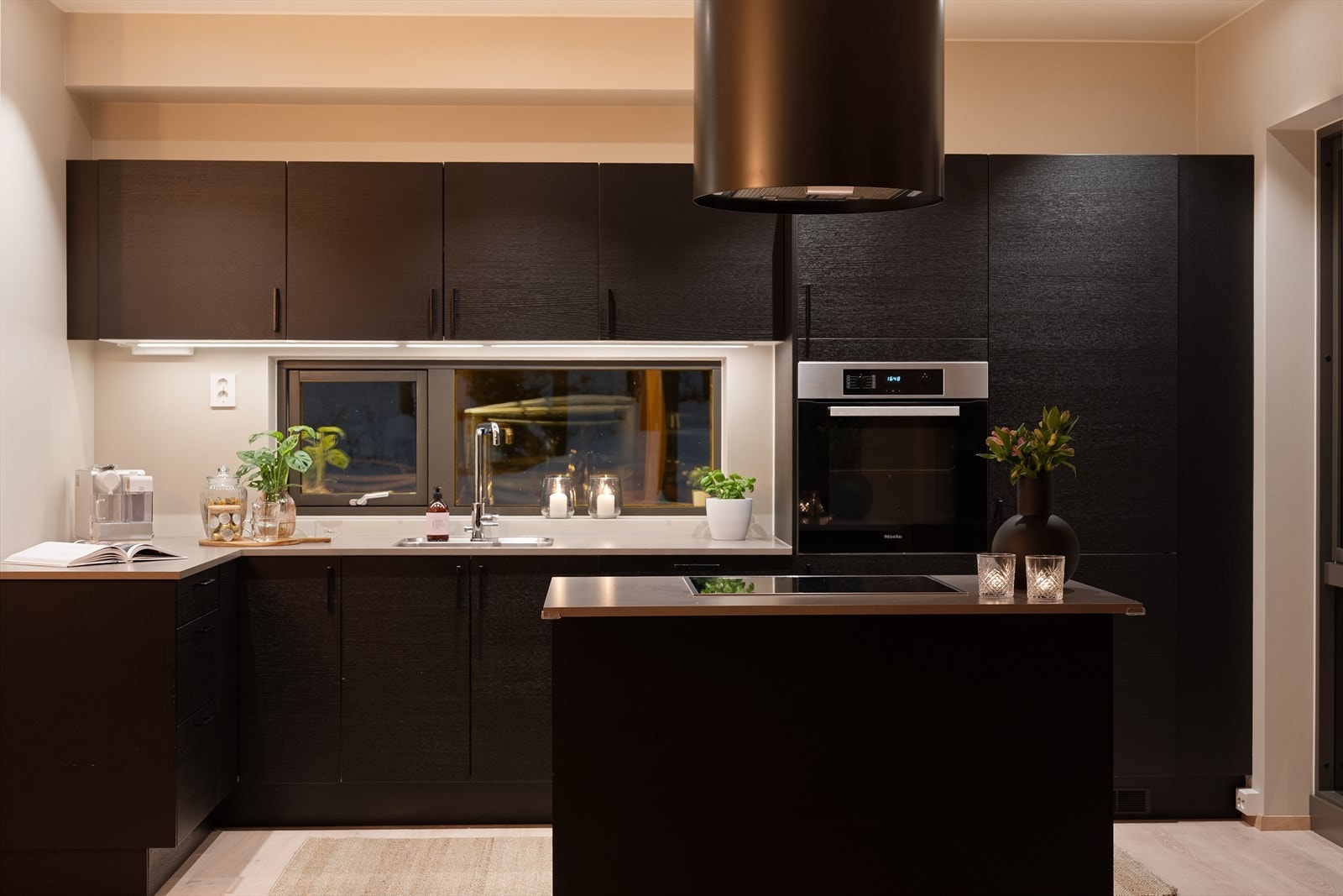 Her er det godt med skap- og benkplass samt en praktisk kjøkkenøy. Galleribilde