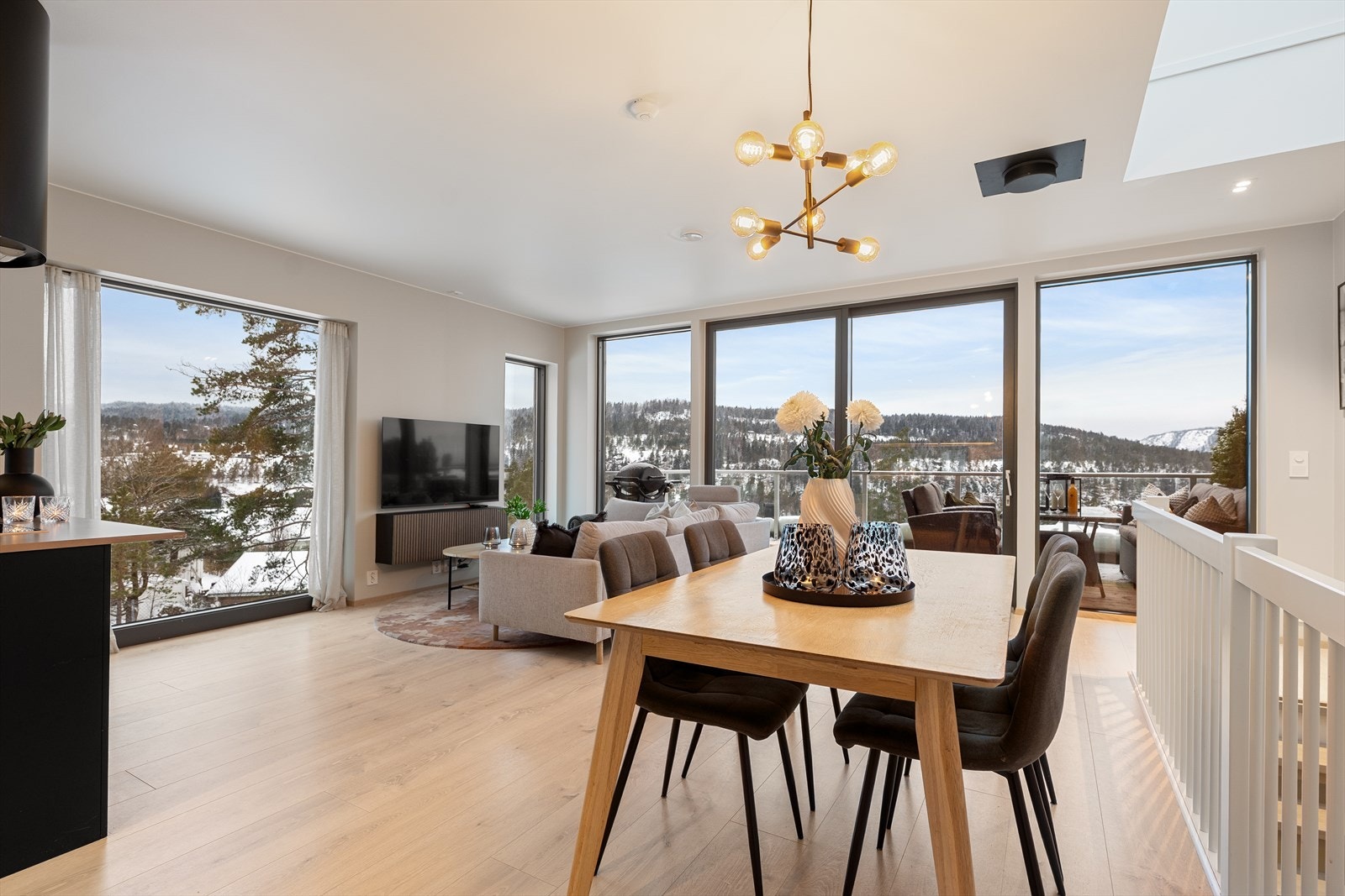 Innbydende stue med en god planløsning og mye lys. Galleribilde