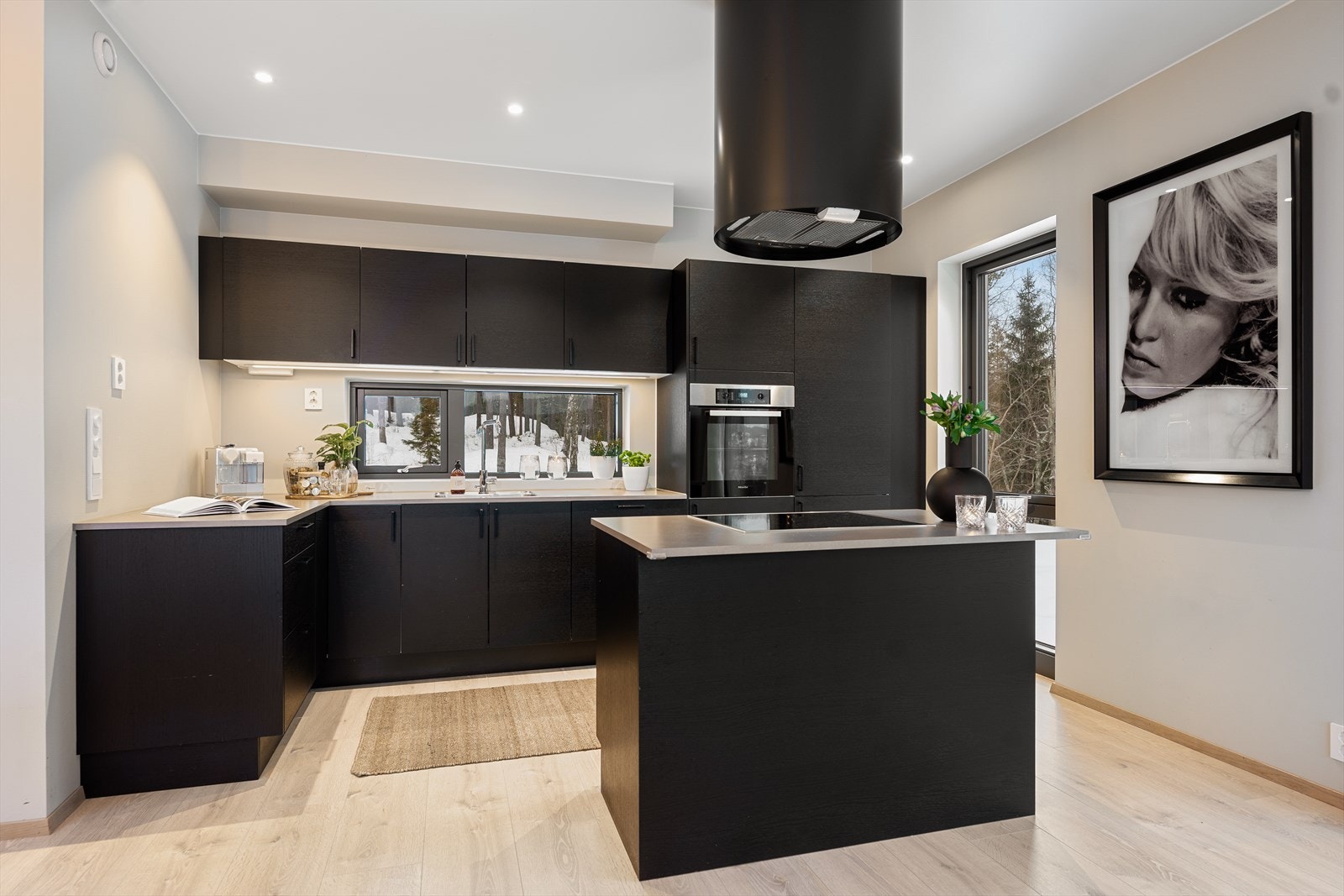 Slette fronter og med nedfelt oppvaskkum i laminert benkeplate. Galleribilde