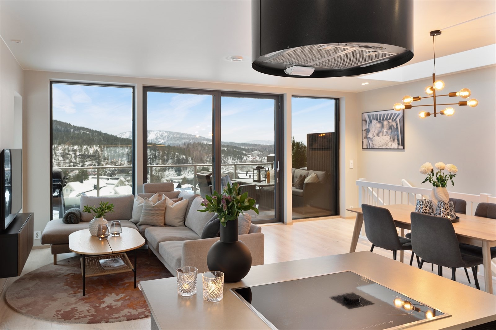 Store vindusflater gir rikelig med naturlig lys og skaper en lys og trivelig atmosfære. Galleribilde